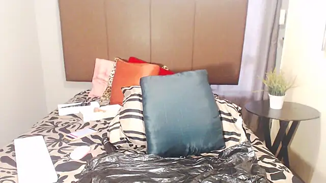 Snapshot of HoneyDropsX chatting on 02.11.25 HoneyDropsX online show from 02.11.25