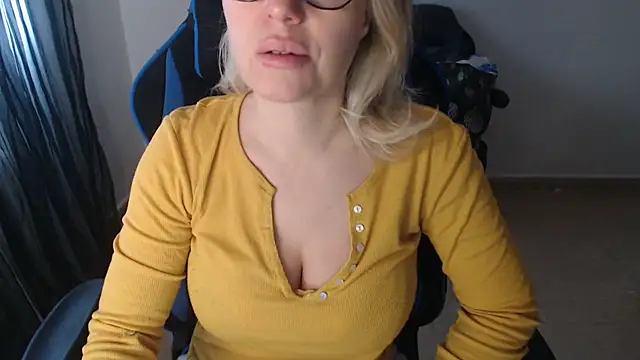 LARACRUZ30 online show from 04.12.26