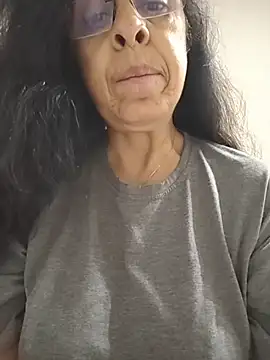 Snapshot of Susannemilf chatting on 11.17.25 Susannemilf online show from 11.17.25