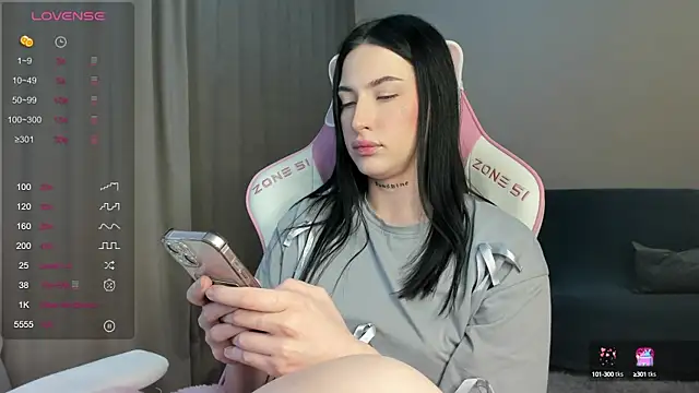 Snapshot of JenniferQueen11 chatting on 01.05.25 JenniferQueen11 online show from 01.05.25