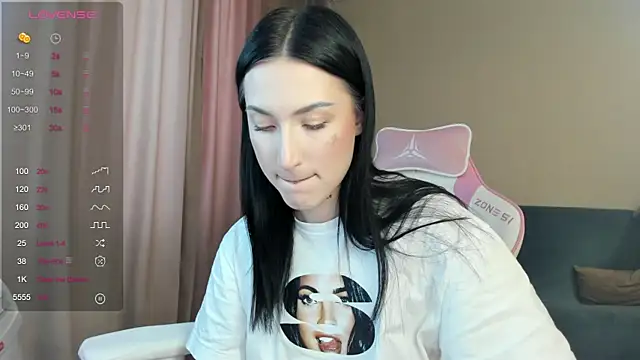 Snapshot of JenniferQueen11 chatting on 02.04.25 JenniferQueen11 online show from 02.04.25