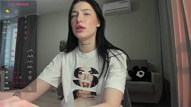 Snapshot of JenniferQueen11 chatting on 02.07.25 JenniferQueen11 online show from 02.07.25