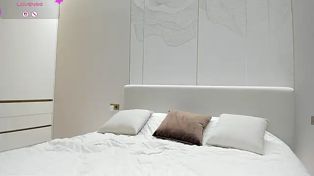 JenniferQueen11 online show from 02.13.26