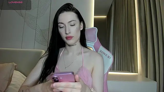 JenniferQueen11 online show from 04.13.26