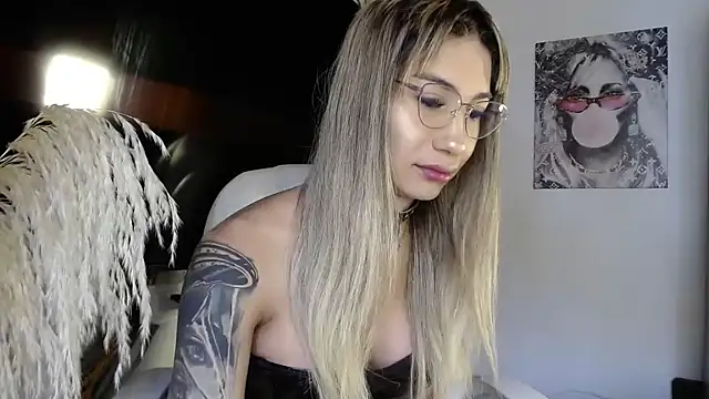 Snapshot of saraplayboy96 chatting on 10.28.25 saraplayboy96 online show from 10.28.25