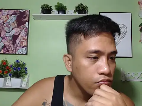 Snapshot of Thyler08 chatting on 09.10.25 Thyler08 online show from 09.10.25