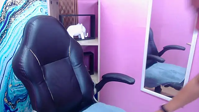 Snapshot of Amy_Ronan chatting on 10.15.25 Amy Ronan online show from 10.15.25