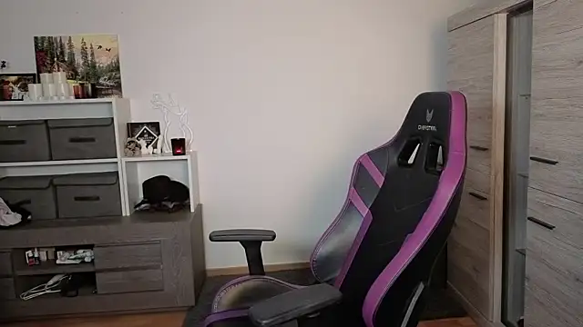 Snapshot of TinniAngel chatting on 09.11.25 TinniAngel online show from 09.11.25