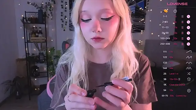 Snapshot of IrmaBell chatting on 11.11.25 IrmaBell online show from 11.11.25