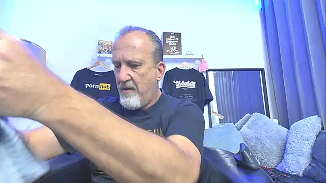 Snapshot of openminddaddy chatting on 12.11.24 openminddaddy online show from 12.11.24