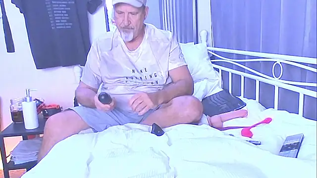 Snapshot of openminddaddy chatting on 12.21.24 openminddaddy online show from 12.21.24