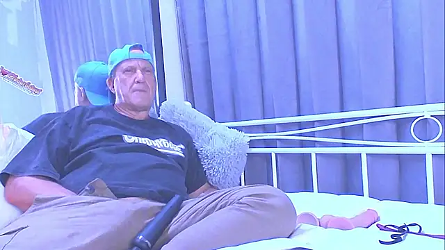 Snapshot of openminddaddy chatting on 01.04.25 openminddaddy online show from 01.04.25