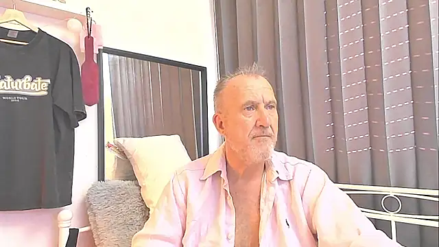 Snapshot of openminddaddy chatting on 01.18.25 openminddaddy online show from 01.18.25