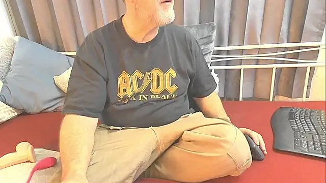 Snapshot of openminddaddy chatting on 02.01.25 openminddaddy online show from 02.01.25