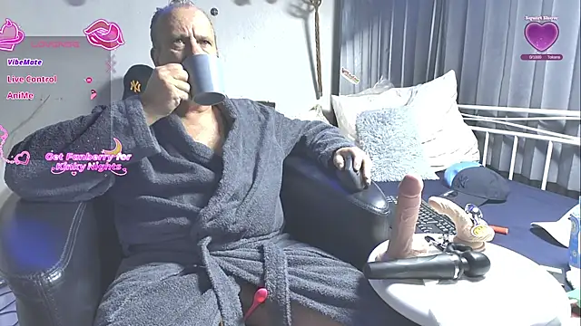 Snapshot of openminddaddy chatting on 11.14.25 openminddaddy online show from 11.14.25