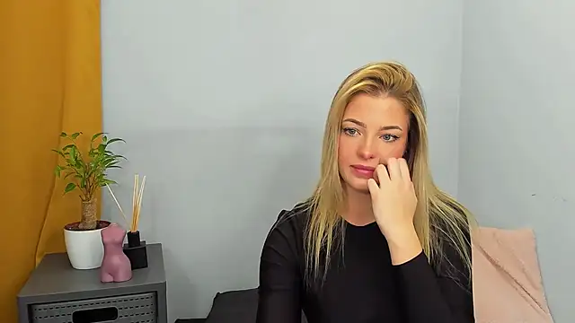 LilyBlondee online show from 12.08.24