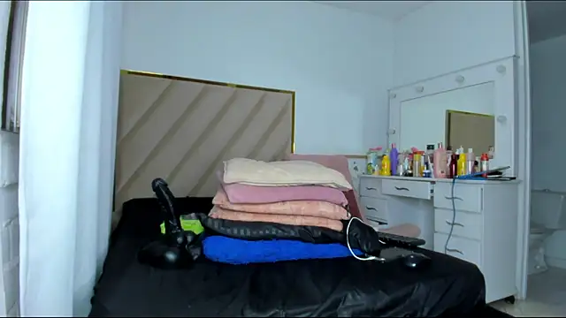 Snapshot of Niki_Kerr chatting on 09.20.25 Niki Kerr online show from 09.20.25