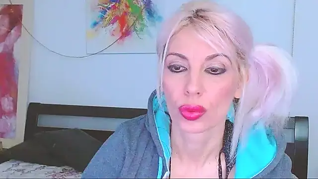 HoneyLara online show from 02.16.25