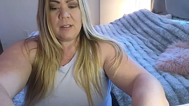 Snapshot of JESS_LOVES chatting on 12.31.24 JESS LOVES online show from 12.31.24