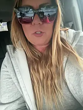 Snapshot of JESS_LOVES chatting on 02.01.25 JESS LOVES online show from 02.01.25