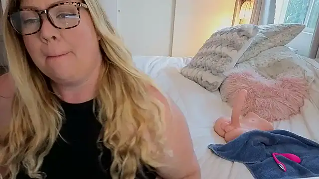 Snapshot of JESS_LOVES chatting on 11.10.25 JESS LOVES online show from 11.10.25