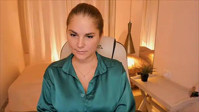 Snapshot of Ellis_Foxy chatting on 12.13.24 Ellis Foxy online show from 12.13.24