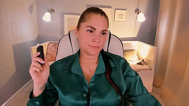 Snapshot of Ellis_Foxy chatting on 12.18.24 Ellis Foxy online show from 12.18.24