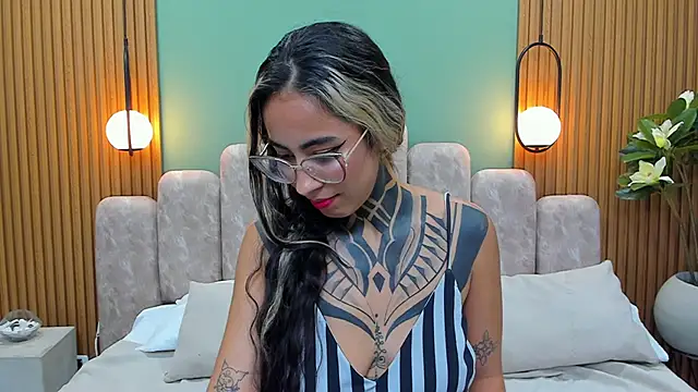 NicoleBlum online show from 02.21.25