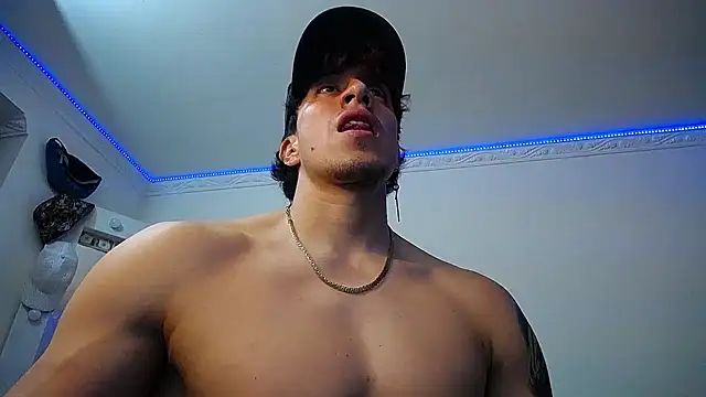 Snapshot of strongboy_ chatting on 01.24.25 strongboy online show from 01.24.25