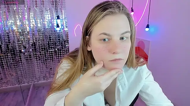 Snapshot of JadeSoft chatting on 02.08.25 JadeSoft online show from 02.08.25