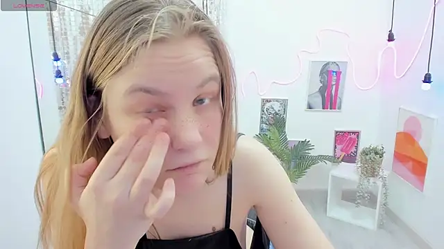 Snapshot of JadeSoft chatting on 03.04.25 JadeSoft online show from 03.04.25