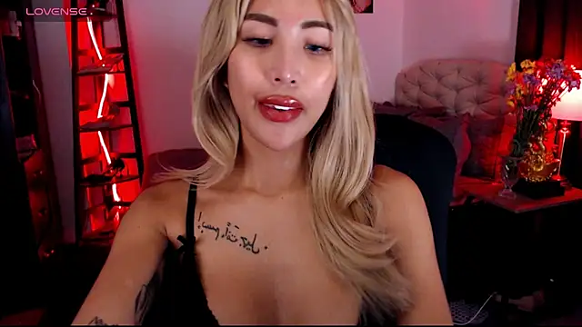 Snapshot of BunnieAngel chatting on 12.20.24 BunnieAngel online show from 12.20.24