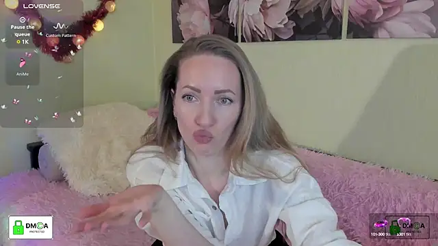 Snapshot of Queenymel chatting on 01.09.25 Queenymel online show from 01.09.25