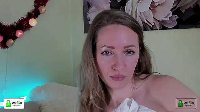 Snapshot of Queenymel chatting on 03.04.25 Queenymel online show from 03.04.25