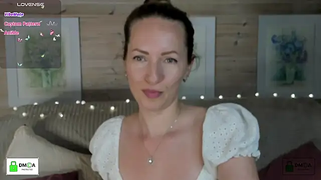 Snapshot of Queenymel chatting on 09.25.25 Queenymel online show from 09.25.25