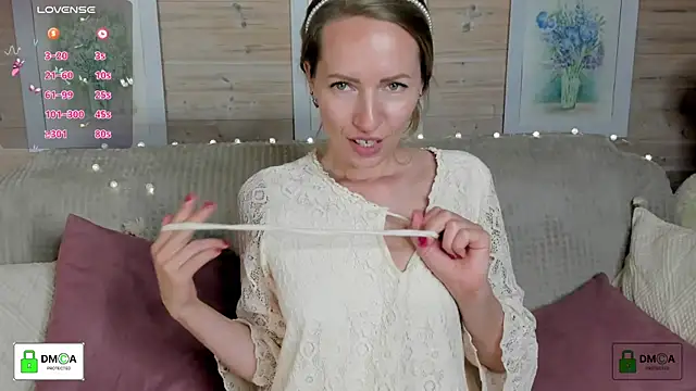 Snapshot of Queenymel chatting on 09.28.25 Queenymel online show from 09.28.25