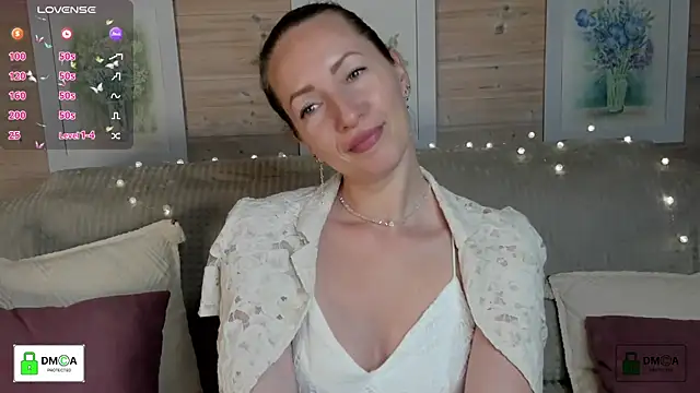 Snapshot of Queenymel chatting on 10.04.25 Queenymel online show from 10.04.25