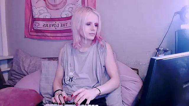 Alien Bella online show from 12.18.25