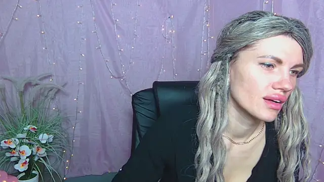 Snapshot of MilaLoona chatting on 04.17.26 MilaLoona online show from 04.17.26