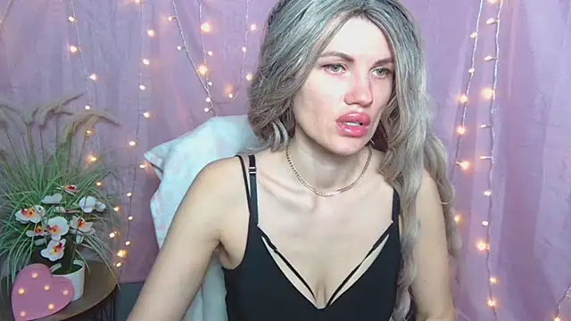 Snapshot of MilaLoona chatting on 04.18.26 MilaLoona online show from 04.18.26
