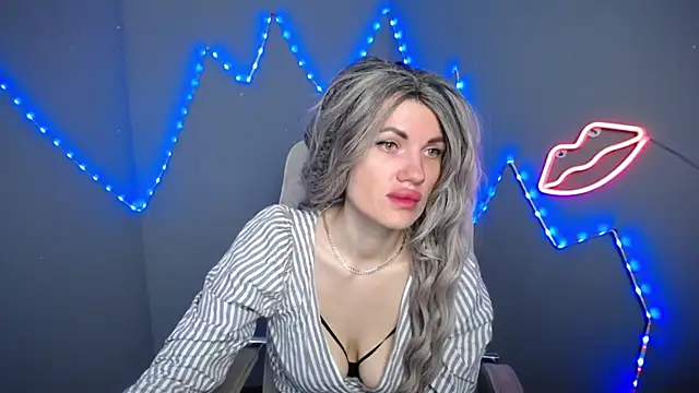 Snapshot of MilaLoona chatting on 04.19.26 MilaLoona online show from 04.19.26