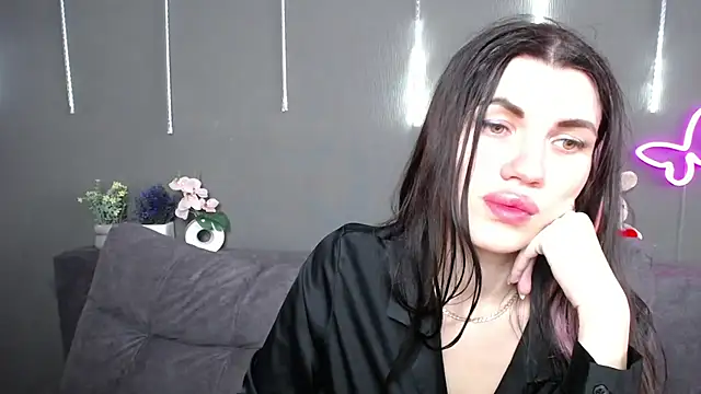 Snapshot of MilaLoona chatting on 04.24.26 MilaLoona online show from 04.24.26