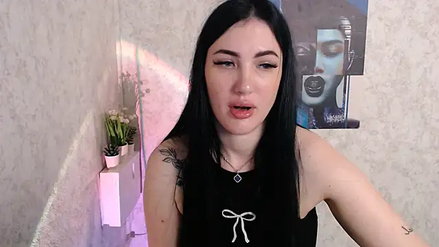 Snapshot of MisssShy_ chatting on 10.13.25 MisssShy online show from 10.13.25