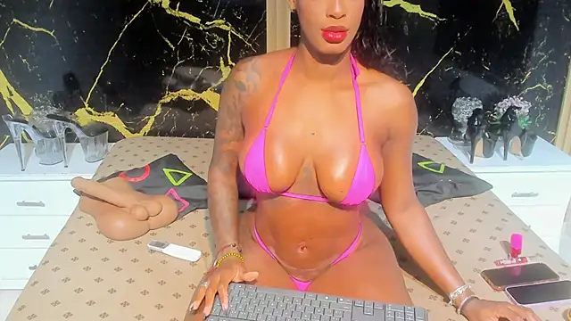 NahomyOwen online show from 02.28.26