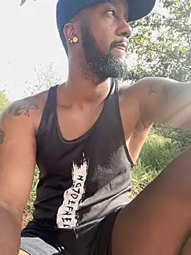 Snapshot of blackdrey18 chatting on 10.28.25 blackdrey18 online show from 10.28.25