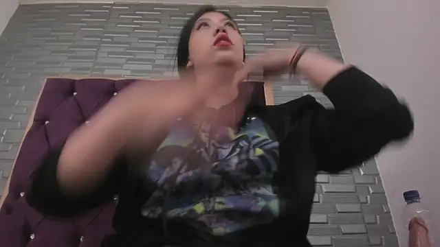 Snapshot of AntoneellaF chatting on 01.11.25 AntoneellaF online show from 01.11.25