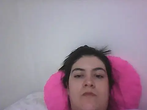 Snapshot of lauratobon chatting on 06.17.26 lauratobon online show from 06.17.26