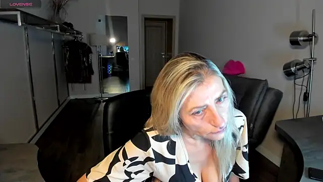 Snapshot of ZoeGrant chatting on 02.21.26 ZoeGrant online show from 02.21.26