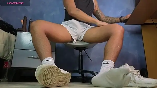 Snapshot of TomLover_12 chatting on 02.10.26 TomLover 12 online show from 02.10.26