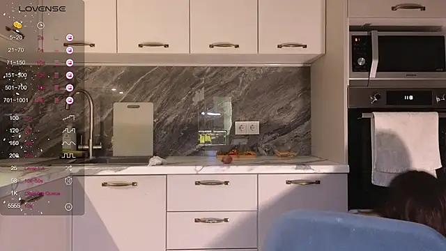 Snapshot of Alice_Wonders chatting on 11.21.25 Alice Wonders online show from 11.21.25